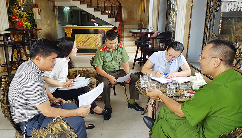 Đoàn kiểm tra liên ngành kiểm tra các thủ tục cấp phép hoạt động KaraOke trện địa bàn phường Ka Long