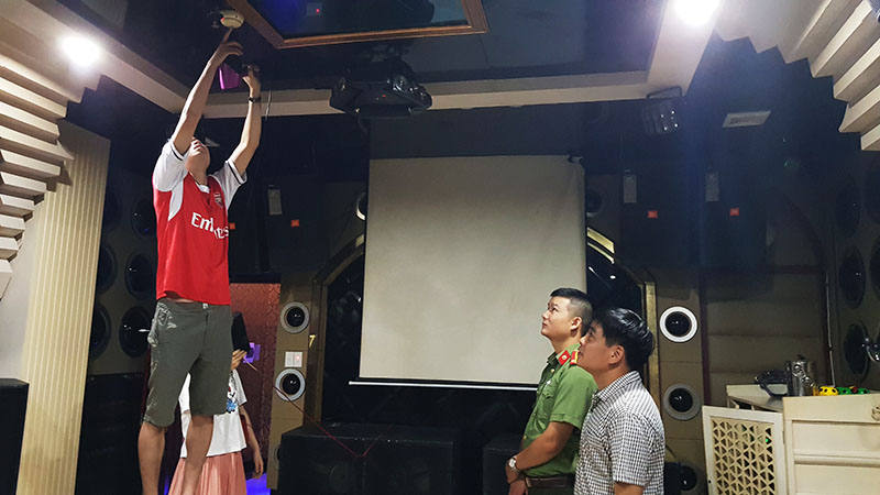 ĐĐoàn kiểm tra liên ngành kiểm tra hoạt động của hệ thống báo cháy lắp đặt tại phòng karaoke trên địa bàn phường Ninh Dương.
