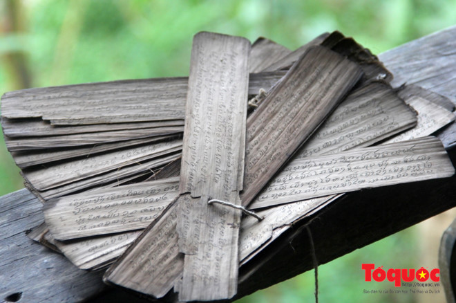Những cuốn sách cổ được người xưa dùng vật nhọn khắc trên lá Pớ Lang (tiếng Thái cổ) rồi dùng một loại nước màu được làm từ vỏ và rễ cây quét lên 1 cách rất cầu kỳ. Theo người dân địa phương, hiện rất hiếm người có thể đọc và hiểu được ngôn ngữ viết trên những cuốn sách này.