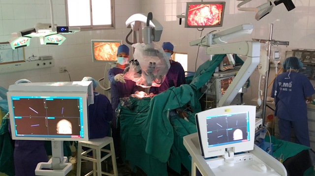 Các bác sĩ tiến hành phẫu thuật cho bệnh nhân bằng các phương tiện hiện đại gồm kính vi phẫu, hệ thống định vị thần kinh.