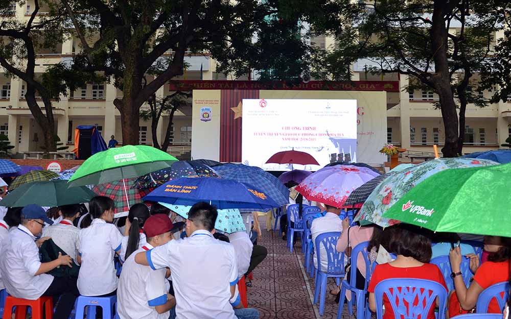Quang cảnh buổi tuyên truyền tại Trường THPT Hòn Gai, TP Hạ Long.