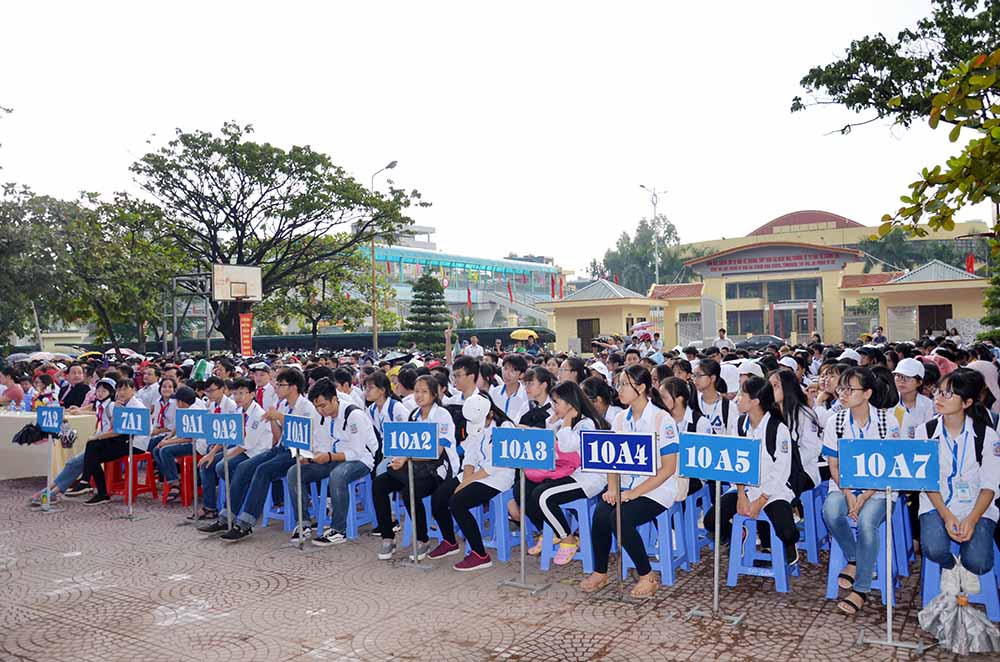 Hơn 1.000 học sinh Trường THPT Hòn Gai đến nghe buổi tuyên truyền.