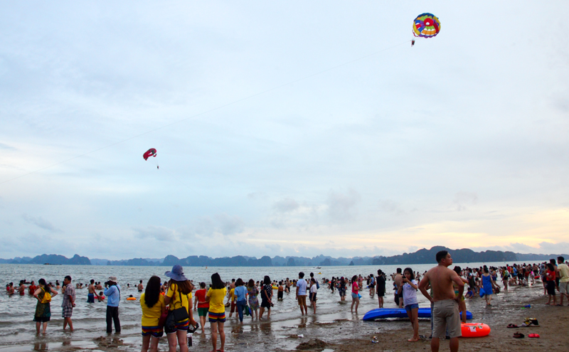 Bãi tắm Hạ Long, Khu vui chơi Sunworld Hạ Long Complex vẫn là điểm thu hút đông đảo du khách (ảnh chụp chiều ngày 1/9).