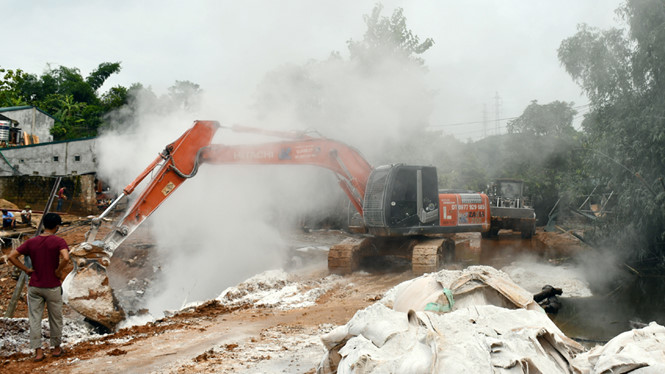 Bùn, nước thải tồn đọng sau sự cố vỡ đập nước thải của Nhà máy DAP 2 sẽ được nạo vét đưa trở lại hồ chứa nước thải của nhà máy. Ảnh Khánh Vân