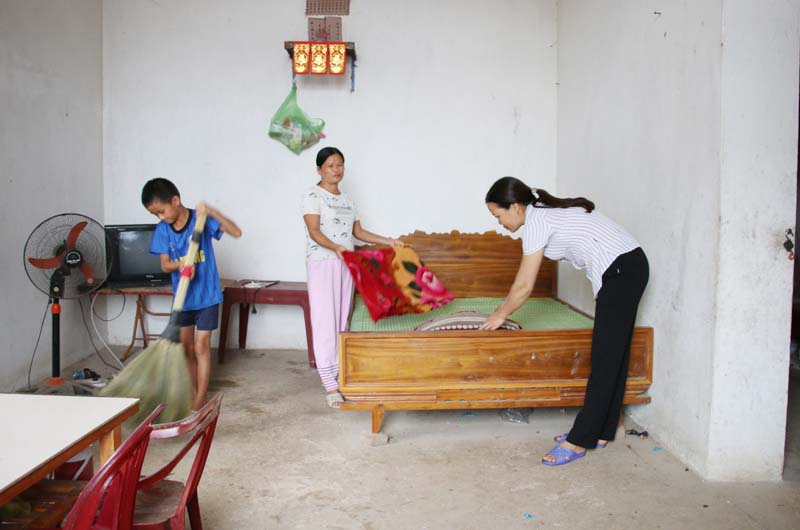Cán bộ phụ nữ xã Tình Húc hướng dẫn hội viên dọn dẹp, giữ gìn vệ sinh nhà ở.