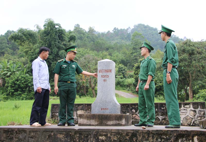 Cán bộ chiến sĩ Đồn Biên phòng cửa khẩu Hoành Mô tuyên truyền, vận động người dân tham gia bảo vệ đường biên, cột mốc.