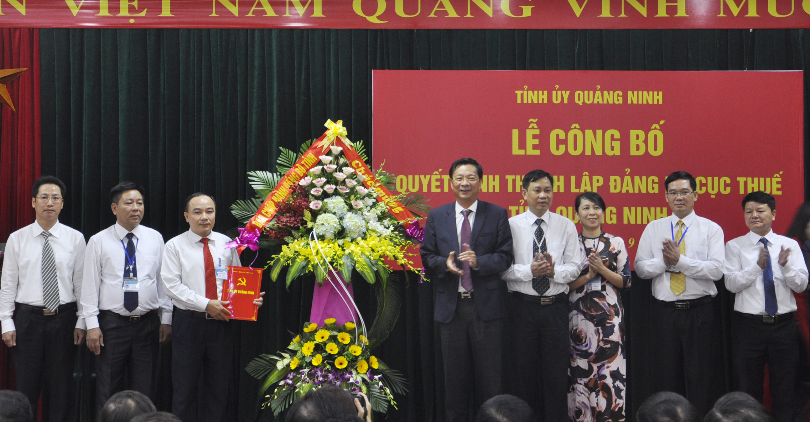Đồng chí Nguyễn Văn Đọc, Bí thư Tỉnh ủy, Chủ tịch HĐND tỉnh trao quyết định 