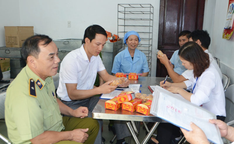Đoàn kiểm tra liên ngành kiểm tra sản phẩm ctaij cơ sở sản xuất kinh doanh bánh trung thu Thanh Bình trên địa bàn phường Hòa Lạc.
