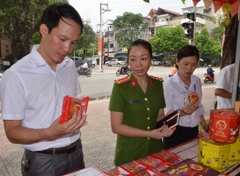 Kiểm tra chất lượng sản phẩm tại quầy bánh trung thu tại khu vực Hồng Vận trên địa bàn phường Ka Long.