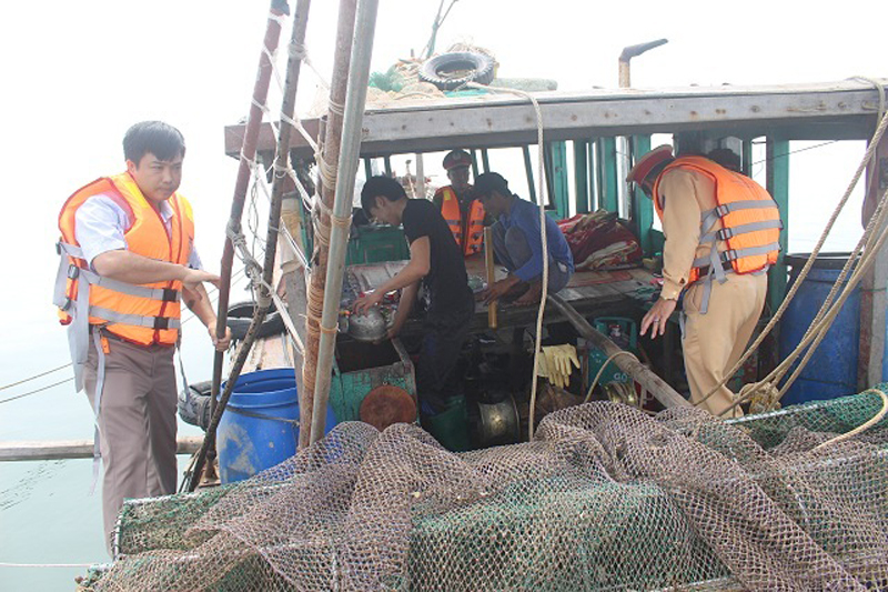 Đoàn kiểm tra liên ngành của huyện Hải Hà phát hiện và xử lý tàu cá sử dụng nghề cào khai thác nhuyễn thể tại xã Cái Chiên. Ảnh: Thanh Trường (Trung tâm TT-VH Hải Hà).