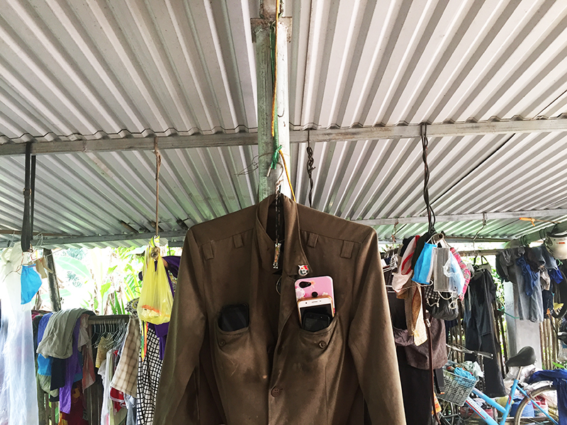Chiếc áo quân phục của ông Bàn Sinh Linh trở thành “cột thu sóng” điện thoại di động của người dân thôn Khe Phương, xã Kỳ Thượng, huyện Hoành Bồ.