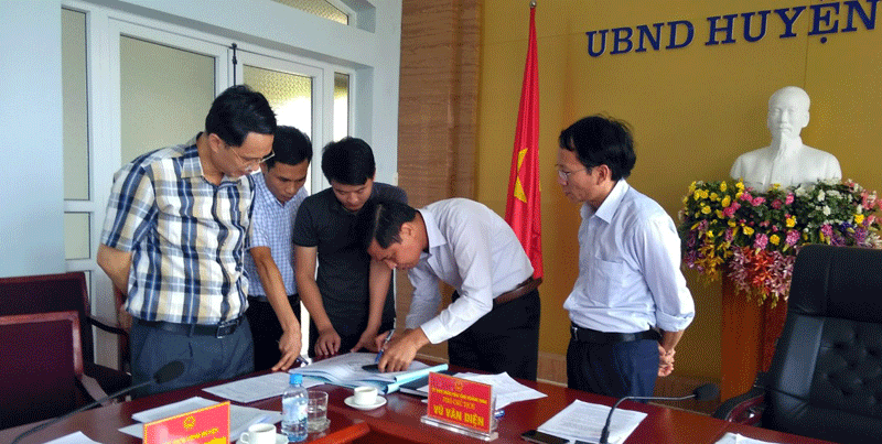 Đồng chí Phó Chủ tịch UBND tỉnh cùng các sở, ngành, huyện Hải Hà xem xét dự án xây dựng trụ sở UBND xã Quảng Đức.