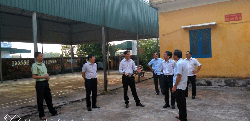 Đồng chí Phó Chủ tịch UBND tỉnh kiểm tra thực tế dự án xây dựng trụ sở UBND xã Đầm Hà, huyện Đầm Hà.