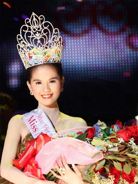 Ngọc Trinh từng đội vương miện hoa hậu năm 2011.