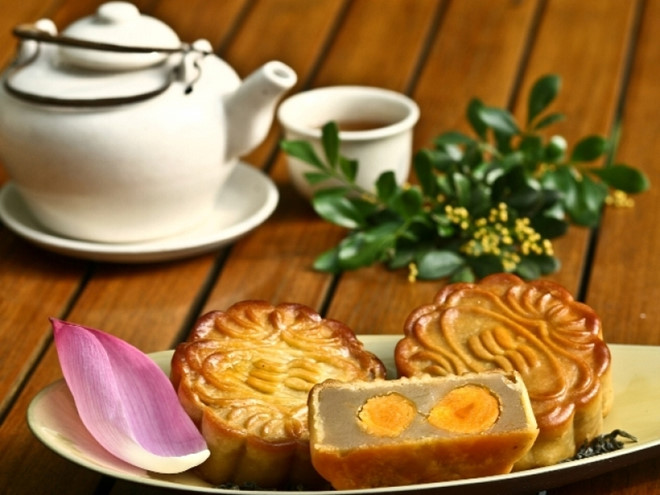 Ăn một miếng bánh, nhấp môi thêm một ngụm trà ô long sẽ giúp tiêu hóa tốt hơn.  Ảnh: Pinterest 