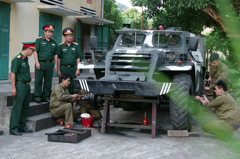 Lãnh đạo Bộ CHQS tỉnh kiểm tra công tác bảo quản đối với xe BTR152 tham gia hội thi. 