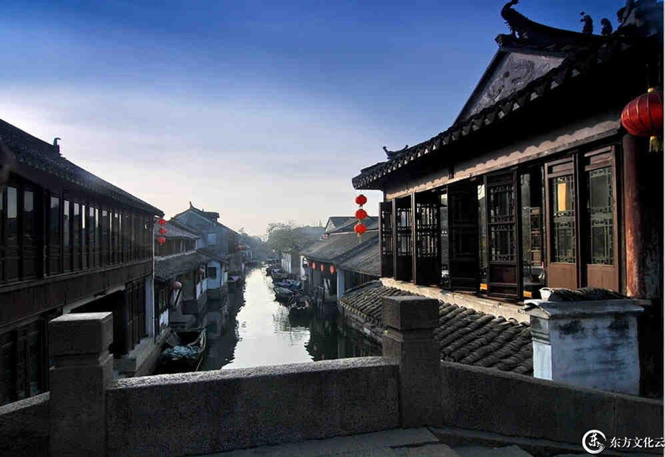 Châu Trang (Giang Tô): Nằm ở tỉnh Giang Tô, Châu Trang được xem là một trong những thủy trấn đẹp nhất Trung Quốc. Du khách có thể đi bộ dọc các con phố xinh đẹp, ngắm nhìn những cây cầu đá và nhà cổ soi bóng xuống sông. Thị trấn 900 năm tuổi này có nhiều đền chùa và công trình lịch sử cho bạn khám phá. Ảnh: Access China Travel.