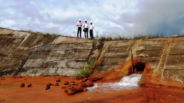 Lỗ khoan xả nước tại hồ chứa nước thải và lắng bùn thải đuôi quặng của Công ty Nhôm Đác Nông – TKV.