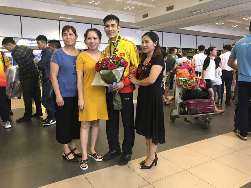 VĐV Nguyễn Thái Linh và người thân chụp ảnh kỷ niệm tại sân bay Nội Bài (Hà Nội) khi đi thi đấu ở Asiad trở về