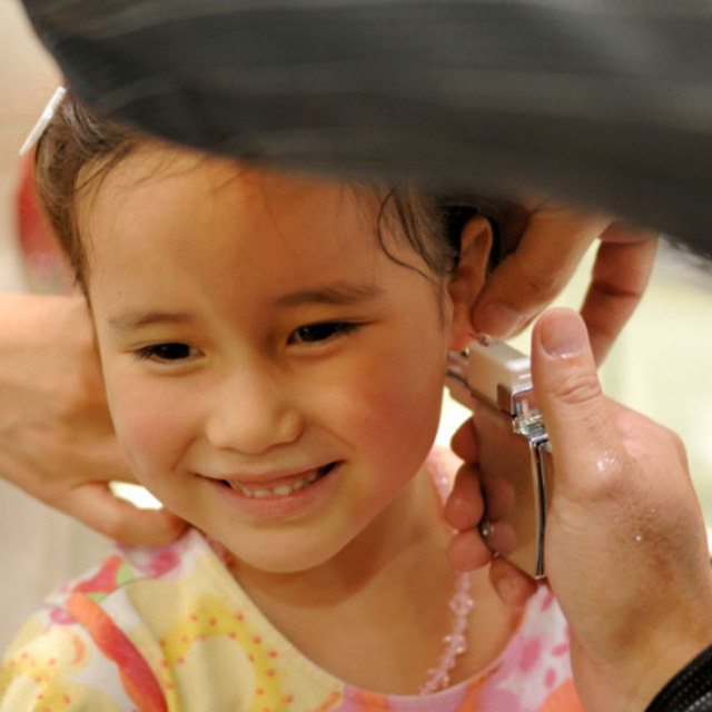 Các chuyên gia khuyến cáo, bố mẹ nên cân nhắc khi cho trẻ nhỏ xỏ lỗ tai. Ảnh minh họa