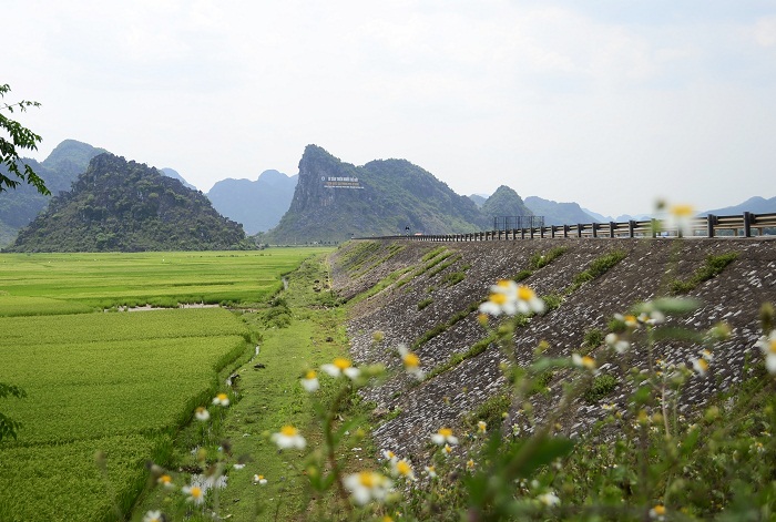 Từ đường Hồ Chí Minh nhánh Đông rẽ phải là cửa ngõ dẫn vào di sản thiên nhiên thế giới Phong Nha – Kẻ Bàng