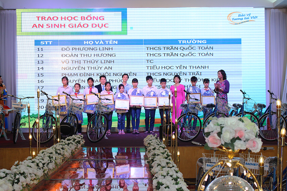 Trao tăng xe đạp cho trẻ em tại thành phố Uông Bí.