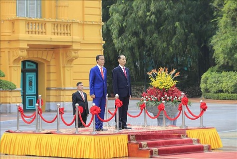Chủ tịch nước Trần Đại Quang và Tổng thống Indonesia Joko Widodo tại lễ đón chính thức chiều 11/9. Ảnh: TTXVN