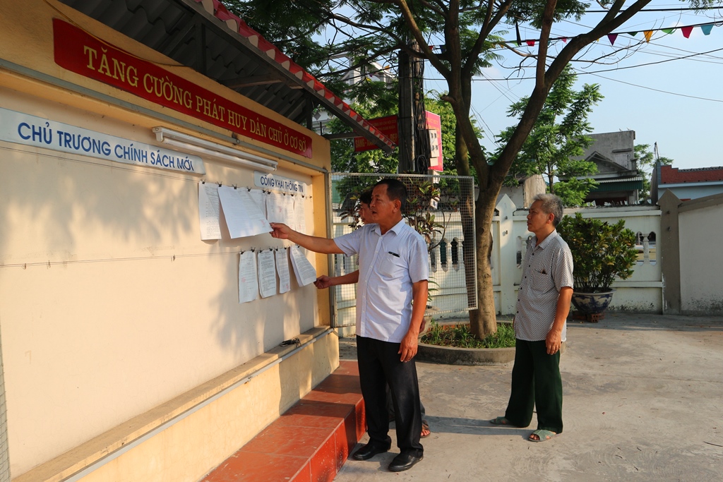 Người dân khu Vĩnh Phú, phường Mạo Khê, TX Đông Triều tìm hiểu các thông tin, chủ trương chính sách mới thông qua bảng tin tại nhà văn hóa khu