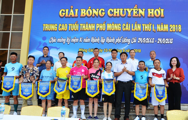 Lãnh đạo TP Móng Cái trao cờ lưu niệm cho các đội bóng tham dự giải.
