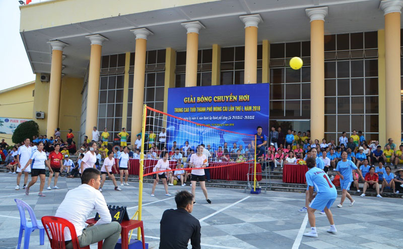 Các đội bòng chuyền nữ tranh tài tại giải đấu.