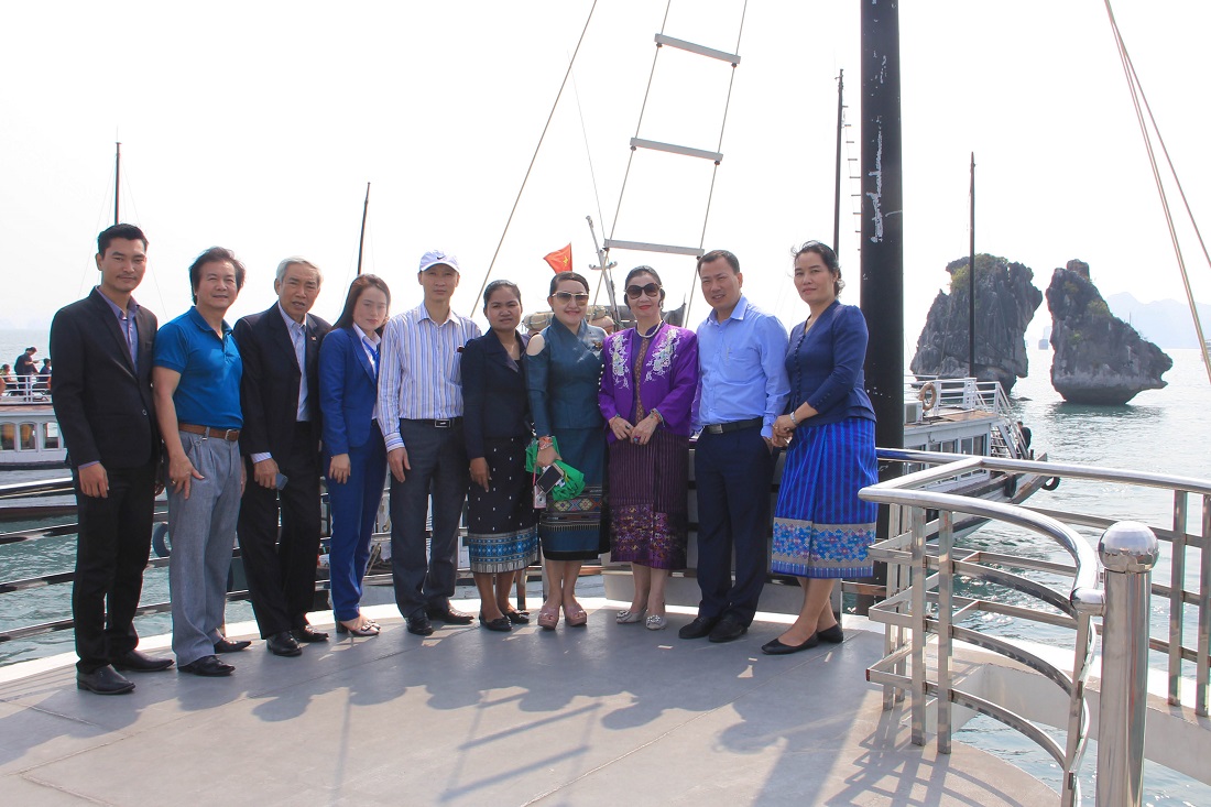 Các đại biểu Ủy ban Trung ương Mặt trận Lào xây dựng đất nước đến thăm Vịnh Hạ Long.