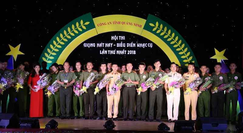 Ban tổ chức tặng hoa các diễn viên tham gia Hội thi.