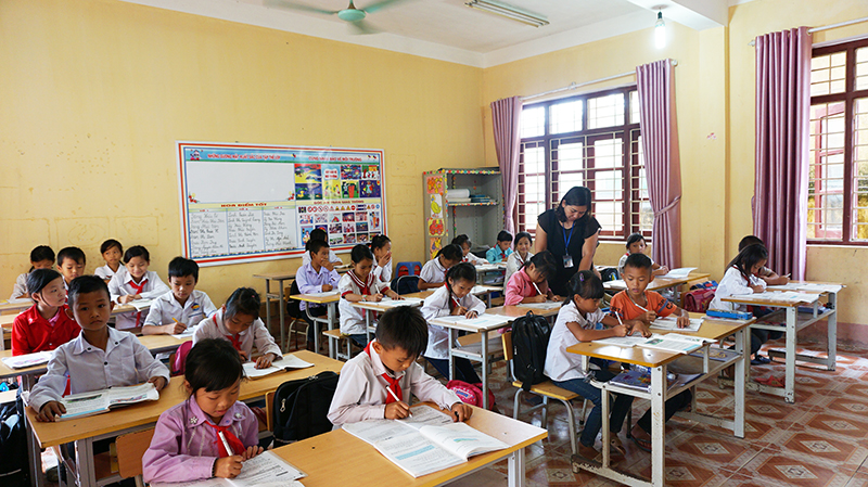 Một giờ học của cô và trò trường TH&THCS Đồng Sơn. (lớp ghép học sinh tiểu học tại các điểm trường: Đồng Cầm, Cẩm Kẻn, Khe Nội, Khe Cháy, Khe Táo).