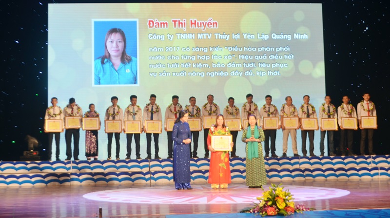 Chị Đàm Thị Huyền được lãnh đạo Tỉnh và Tổng LĐLĐ Việt Nam tặng Bằng khen tại lễ phát động Tháng công nhân năm 2018.