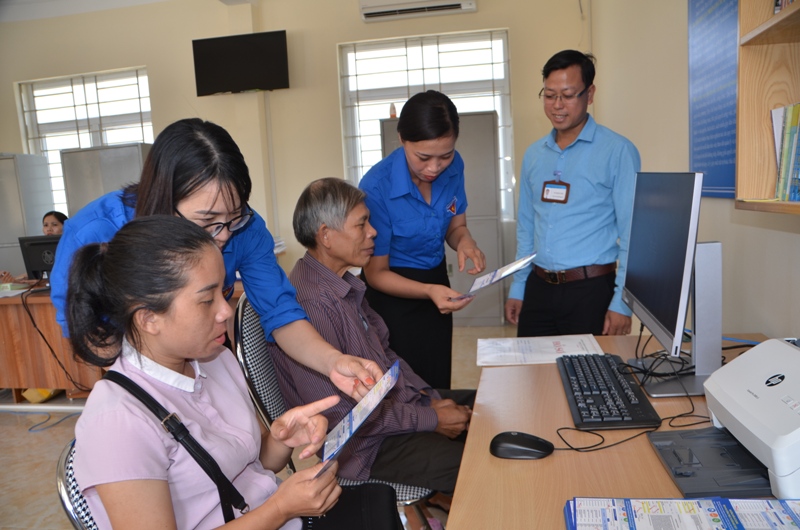 Đội thanh niên tình nguyện phường Trà Cổ (TP Móng Cái) hướng dẫn người dân giải quyết thủ tục hành chính