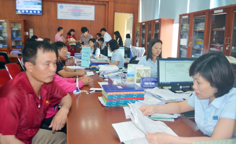 Người dân đến giải quyết thủ tục chính sách BHXH tại Trung tâm HCC TP Hạ Long.