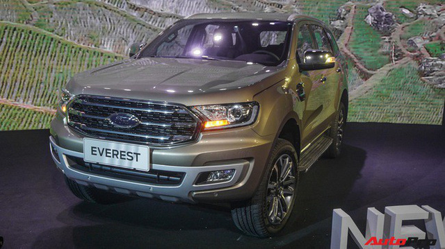 Ford Everest mới ra mắt, chưa bán nhưng đã được chào mua kèm những gói phụ kiện hàng chục tới cả trăm triệu đồng mới giao luôn tháng này.