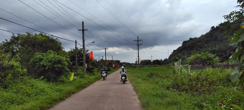 Từ đầu năm đến nay, đã có hơn 7 km đường tại Quảng Sơn được lắp các bóng điện, thực hiện mô hình thắp sáng đường quê do Hội cựu chiến binh đảm nhận.