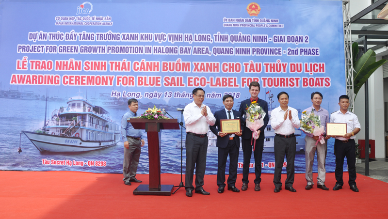 Đồng chí Đặng Huy Hậu, Phó Chủ tịch Thường trực UBND tỉnh trao nhãn sinh thái Cánh buồm xanh cho đại diện lãnh đạo 2 t