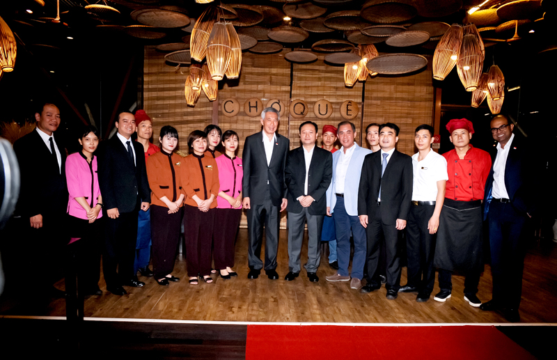 Thủ tướng Lý Hiển Long thân thiện chụp hình cùng Ban lãnh đạo và nhân viên nhà hàng Chợ Quê