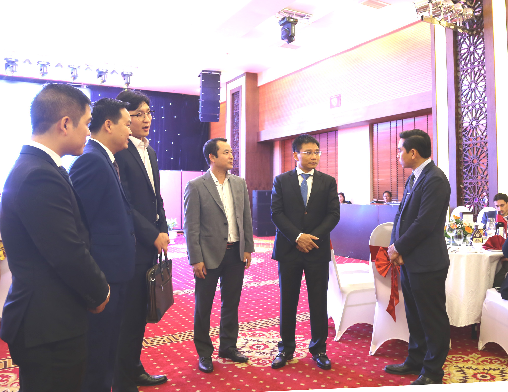 Đồng chí Nguyễn Văn Thắng, Phó Chủ tịch UBND tỉnh, trò chuyện cùng các doanh nghiệp trong và nước ngoài.