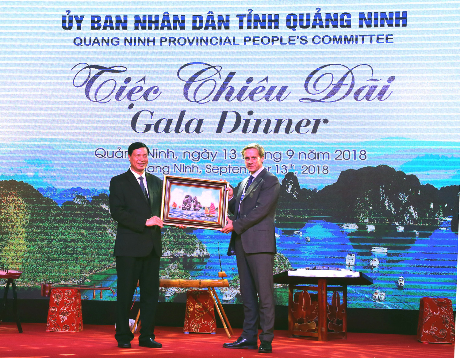 Đồng chí Nguyễn Đức Long, Phó Bí thư Tỉnh ủy, Chủ tịch UBND tỉnh, trao quà lưu niệm của tỉnh cho Ông Justin Wook, Giám đốc khu vực Châu Á - Thái Bình Dương.