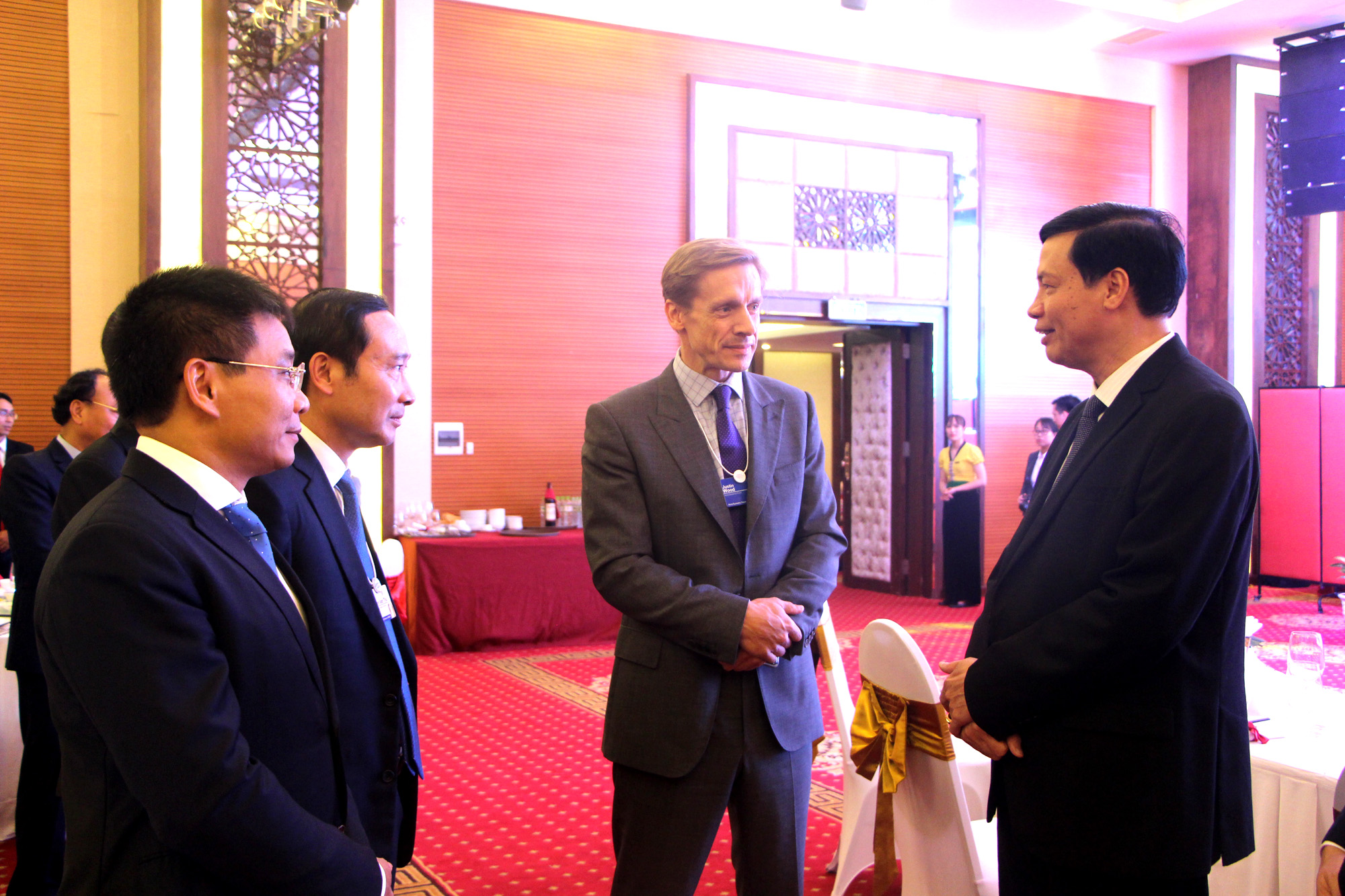Đồng chí Nguyễn Đức Long, Phó Bí thư Tỉnh ủy, Chủ tịch UBND tỉnh, trò chuyện cùng thành viên Đoàn đại biểu.