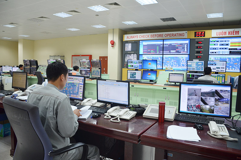 Công nhân Nhà máy Nhiệt điện Mông Dương vận hành hệ thống kiểm soát môi trường.