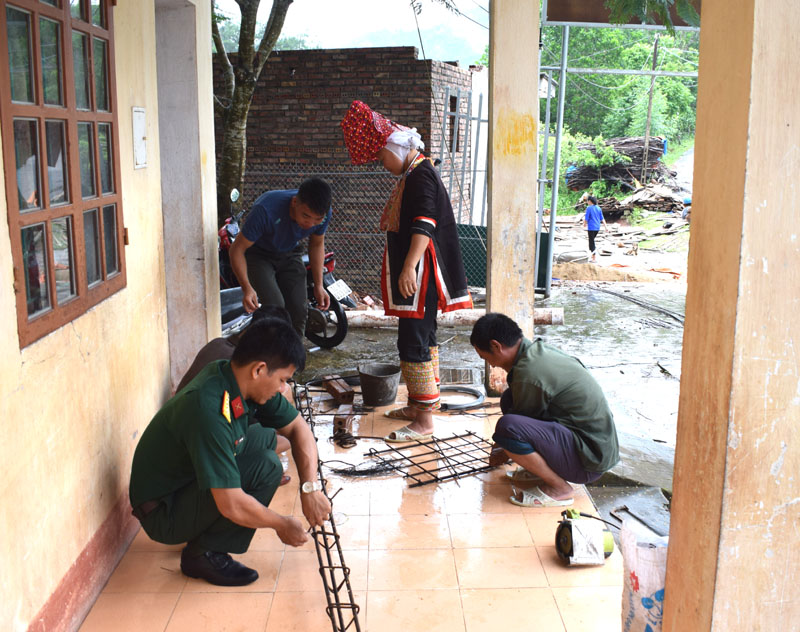 Chiến sĩ Lâm trường 156 giúp đỡ gia đình anh Dường Chống Sìn, bản Pắc Cương làm nhà tiêu hợp vệ sinh