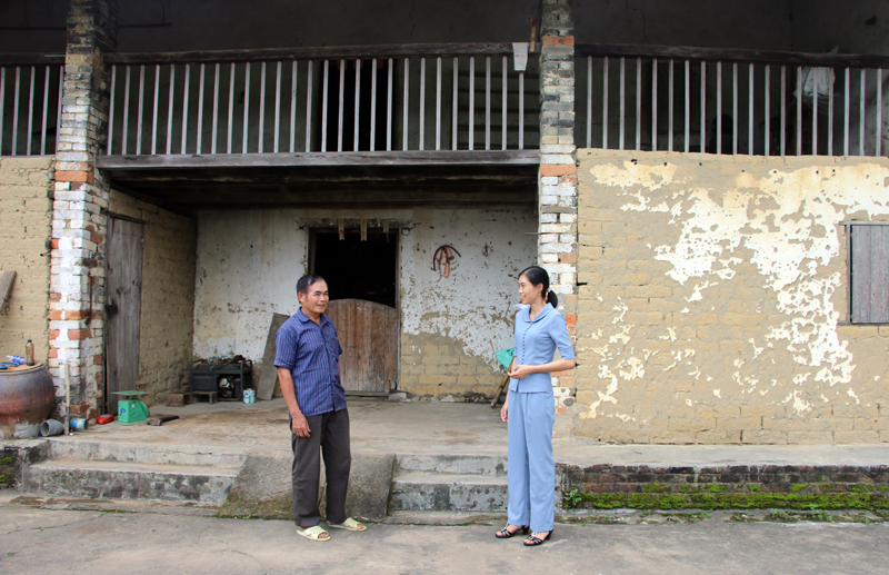 Ông Phan Ngọc Sinh trò truyện giới thiệu về căn nhà cổ truyền thống của gia đình. 