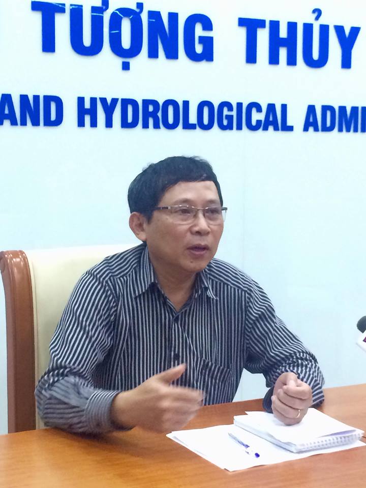 Ông Lê Thanh Hải, Phó Tổng Cục trưởng Tổng Cục Khí tượng thủy văn (Bộ Tài nguyên & Môi trường) trao đổi với phóng viên.