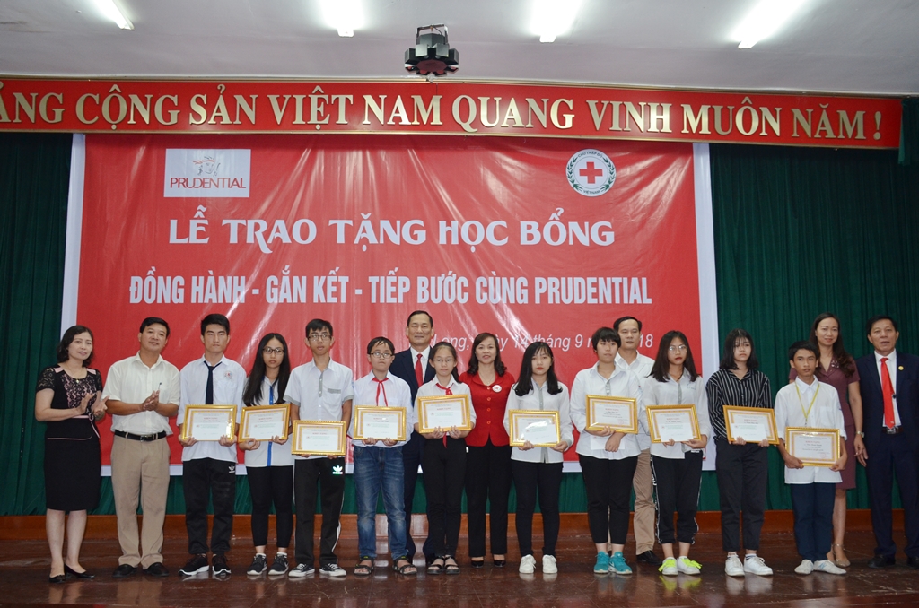 Trao tặng học bổng cho học sinh nghèo vượt khó tại TP Hạ Long.