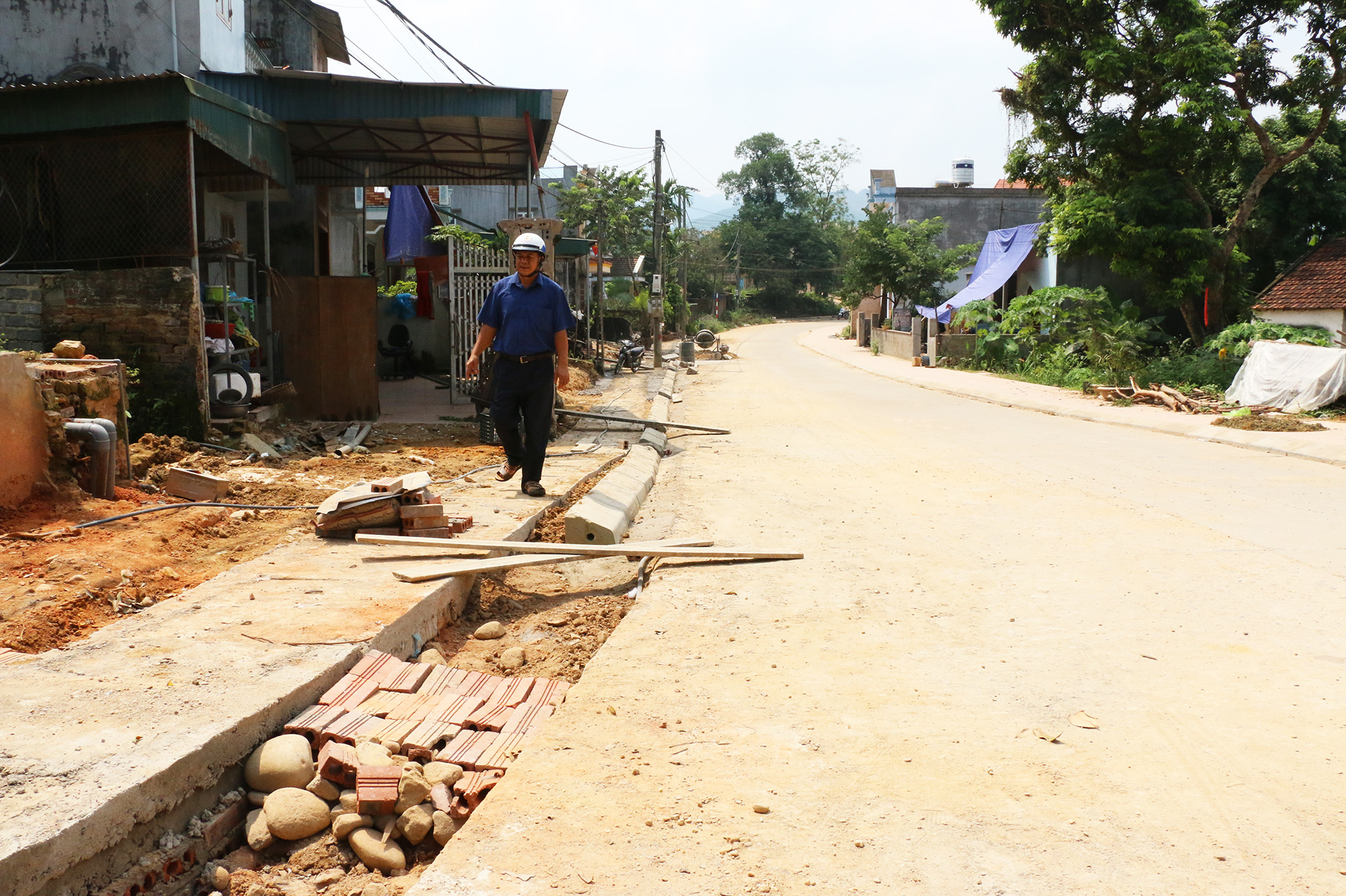 Dự án chỉnh trang vỉa hè khu dân cư thôn Tân tiến, xã Đồn Đạch (huyện Ba Chẽ) đang được triển khai.