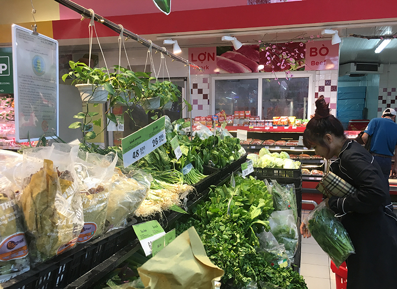 Rau an toàn Việt Long bày bán tại siêu thị BigC Hạ Long.